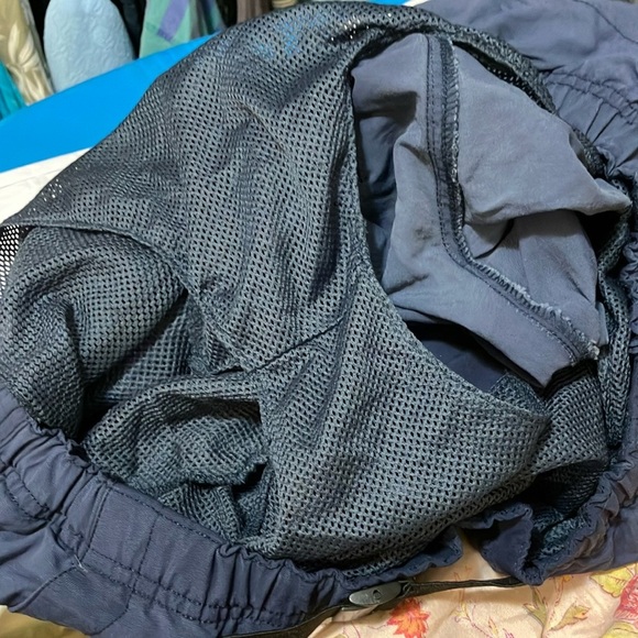 Woolrich swim trunks with lots of pockets Large Men's Navy Blue Shorts - Picture 6 of 8